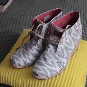 TOMS Stylish Gray Patterned Women's Shoes, Gray/White Print, Women Size 8.5 EUC